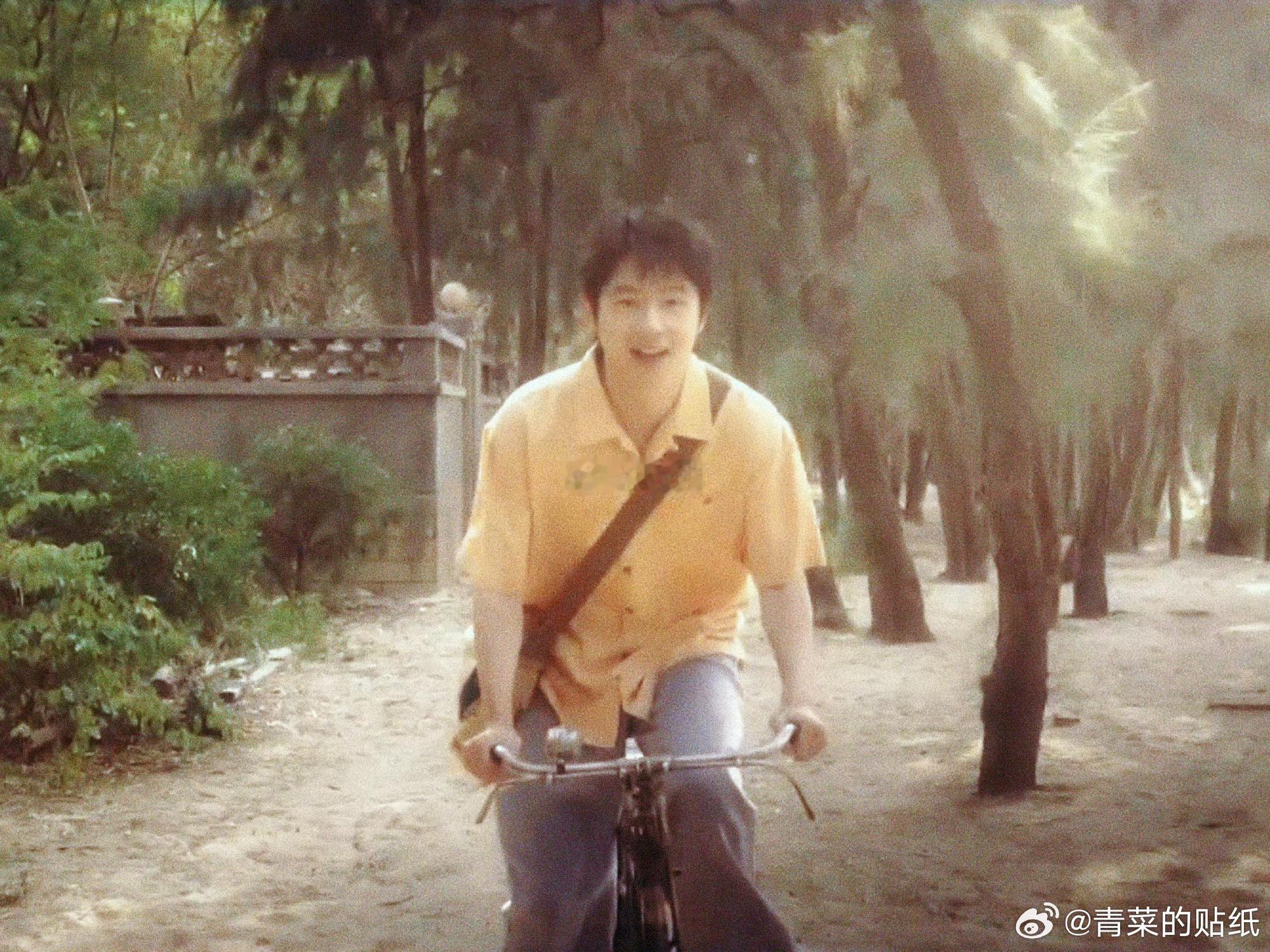 论顶级适配感看刘昊然与海 他在海边的画面，每一帧都像文艺电影。那种不加雕琢的自然