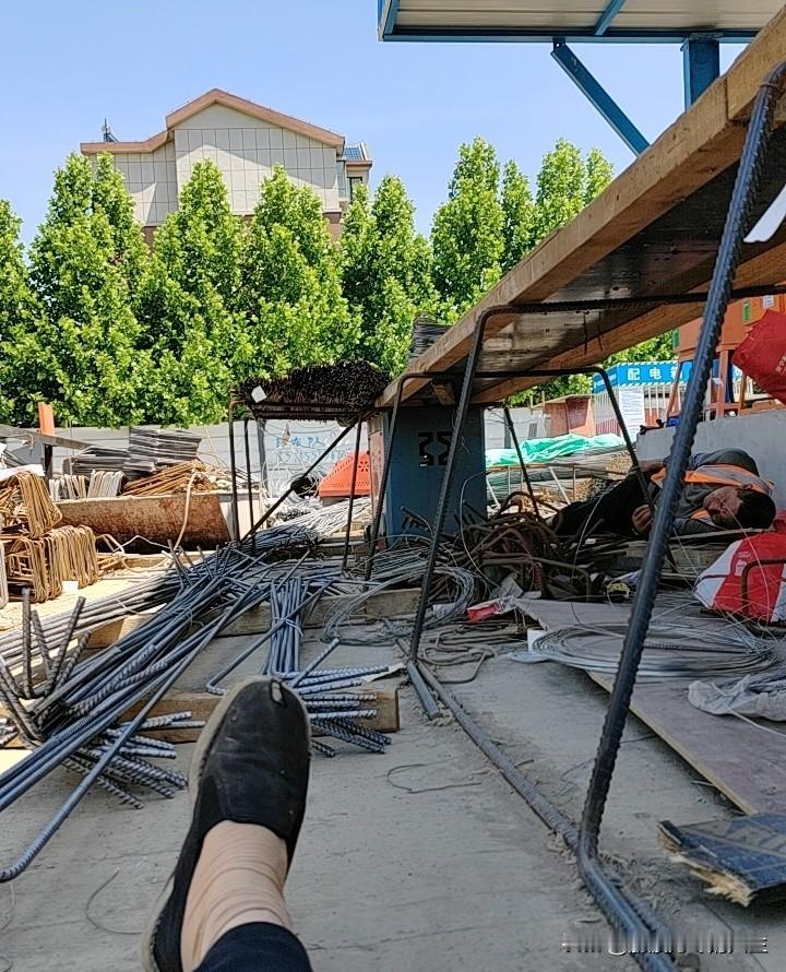 天气越来越热了，本来以为工地上会把中午午休时间适当延长，谁知道不但不延长，反倒还