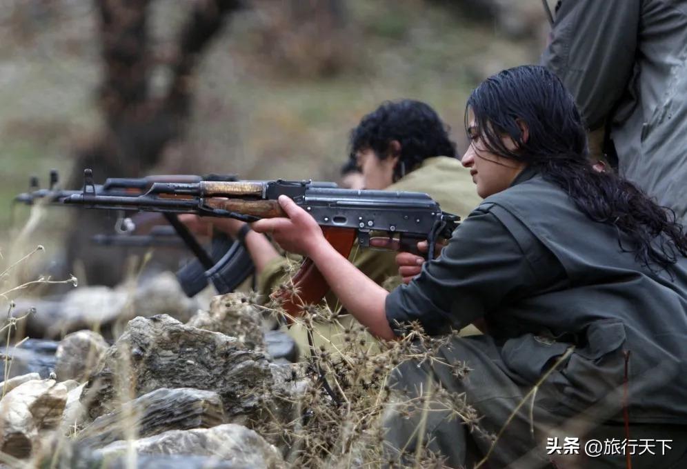 数千名库尔德战士对伊朗政权发动地面进攻

来源:莉源人1y

伊朗库尔德斯坦政治