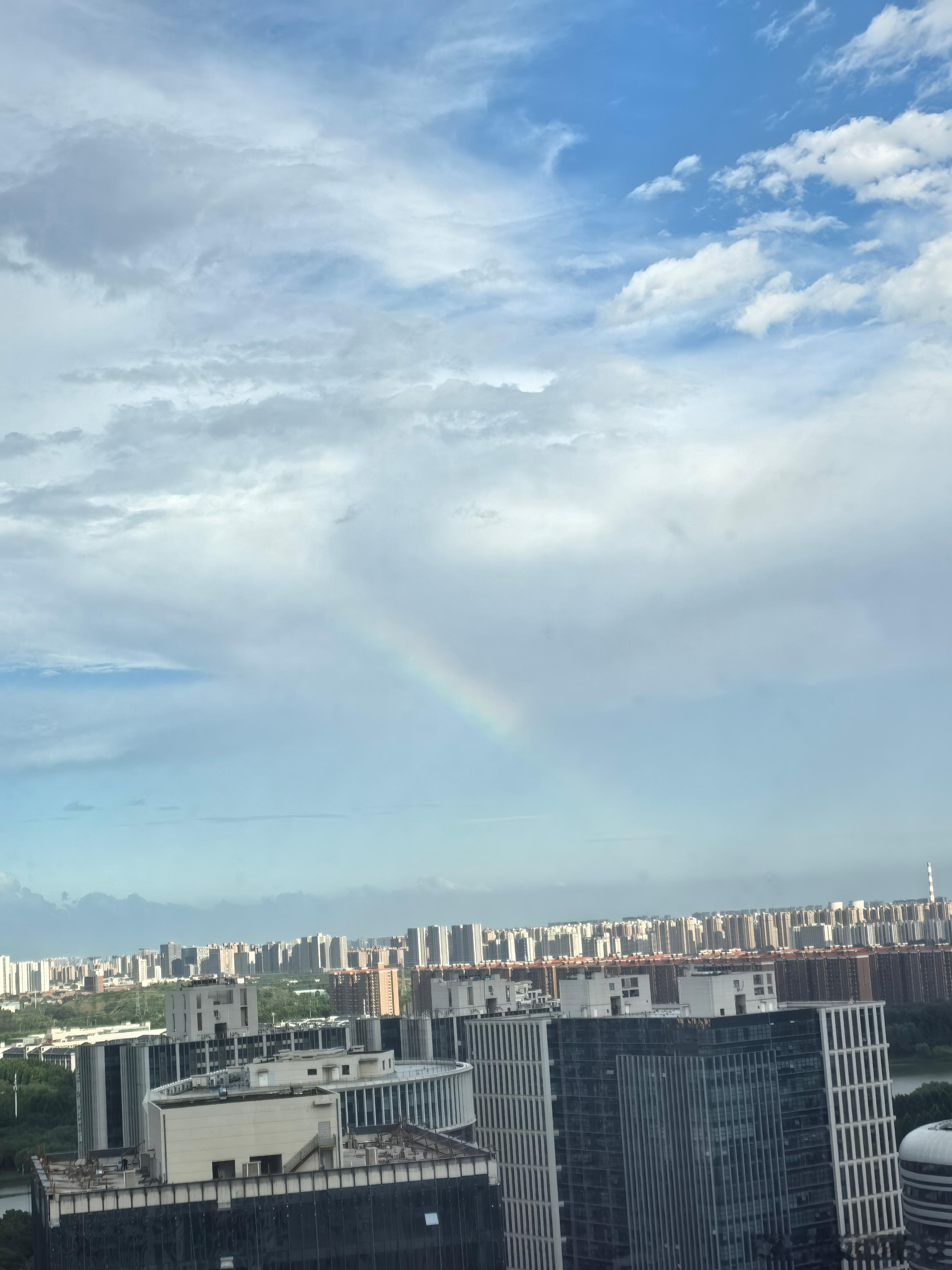 今天没下雨居然也看到了彩虹🌈 