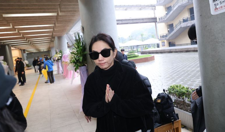 ella现身送别袁惟仁ella现身袁惟仁告别式