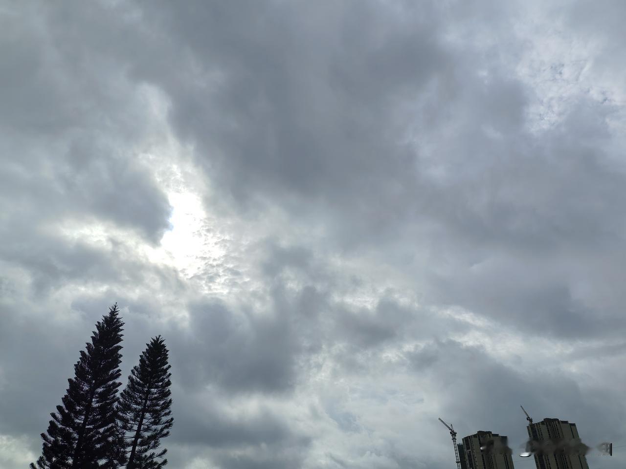 广东的雨从7月下到8月！

8月1～3日，受季风槽北抬影响，广东中南部有大雨到暴