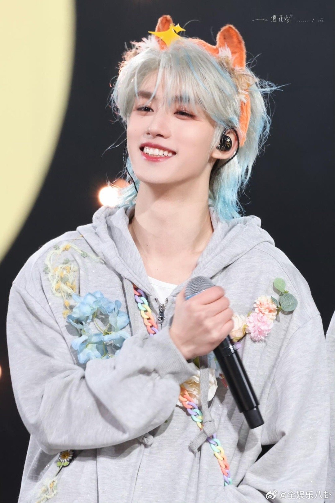 丁程鑫  舞台中央的俯身动作 肩线利落丁程鑫勾手指这一下 直接勾走我的心 .  