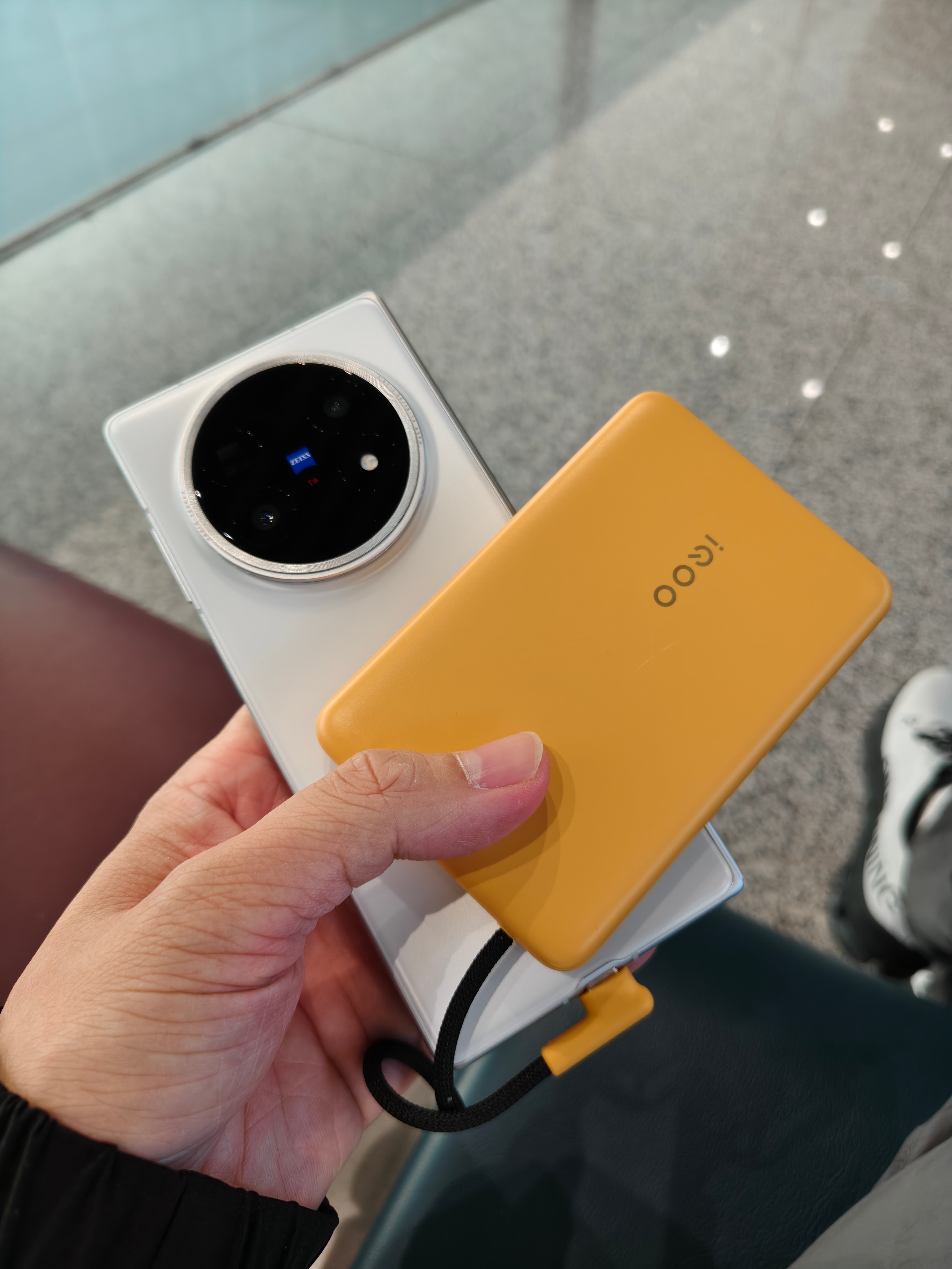 iQOO 这个自带线充电宝整的很薄，带着也方便，10000mAh[doge] ​