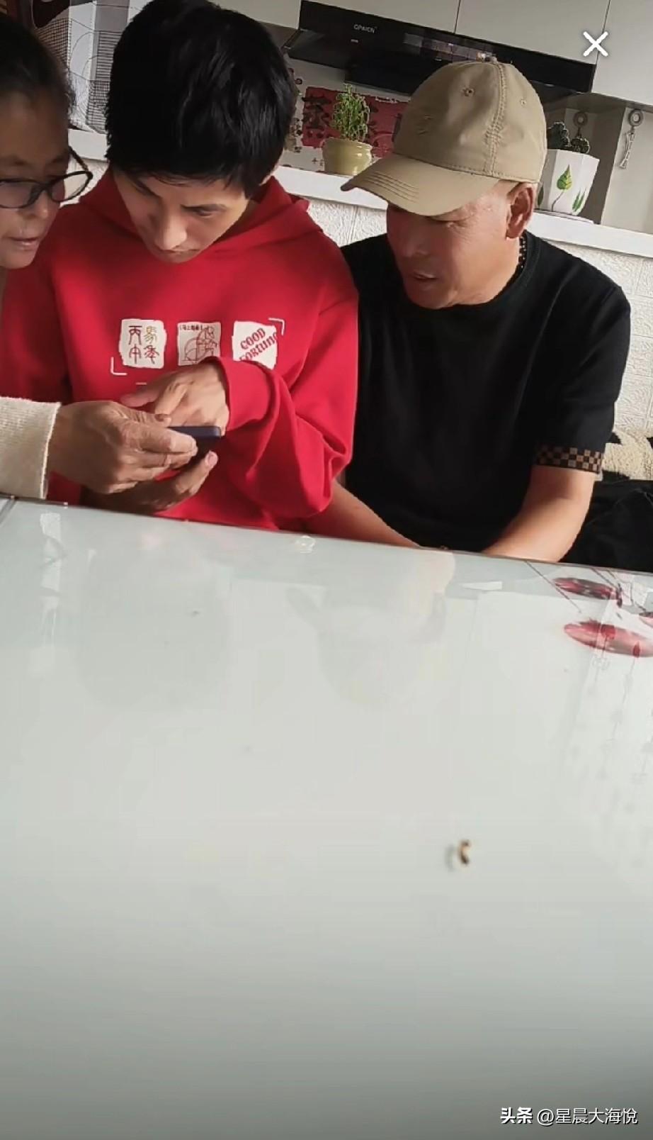 这个坐在云鹏旁边的是云鹏的起叔叔婶婶吗？

还别说我刚开始以为这个是云鹏的爸爸呢