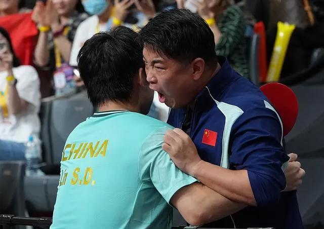 【王皓指导扬眉吐气！林诗栋赢球第一时间扑向他】林诗栋4-2击败松岛辉空，跨越围栏