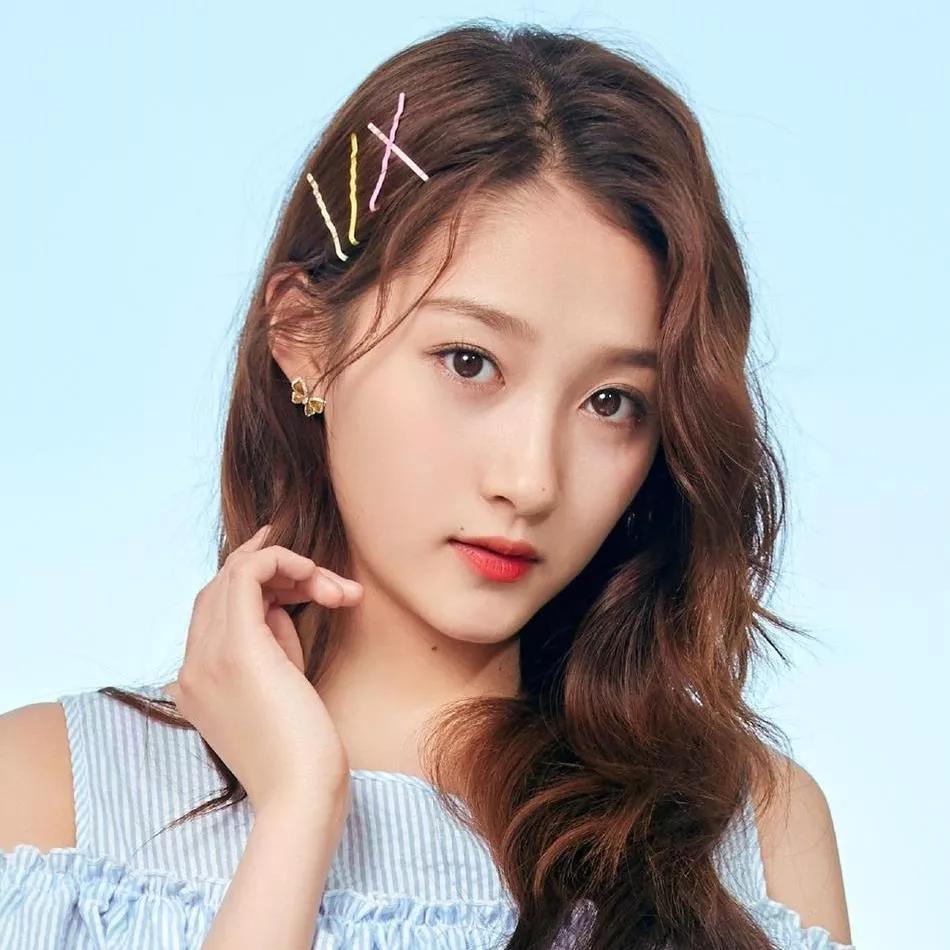 甜美少女风，粉色发夹，温柔微笑，清新夏日穿搭。温柔甜美系发夹 少女心拉满发夹 少