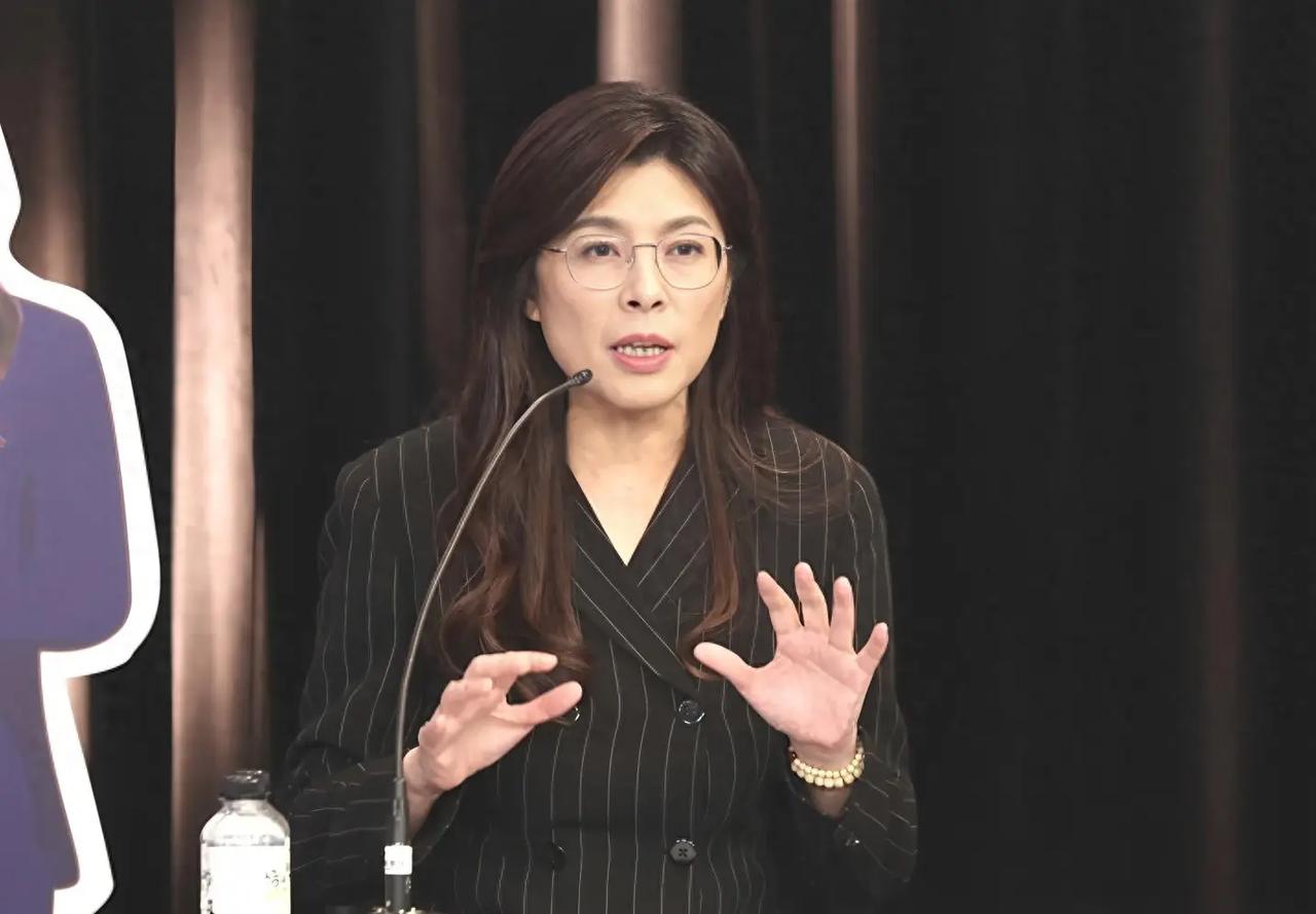 万万没料到，国民党的新当家郑丽文。一查才发现，她不只是个“蓝二代”，骨子里流着那