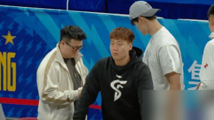 别光看赵睿场边笑，北京队的季后赛名额，真快被深圳队给偷家了！
你以为北京大胜青