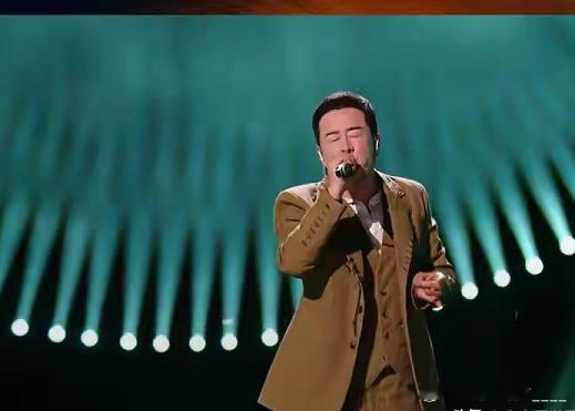 “为什么不多留我唱几首歌呢？”短短一句话透露着杨坤的心酸无奈和最后一丝倔强的体面
