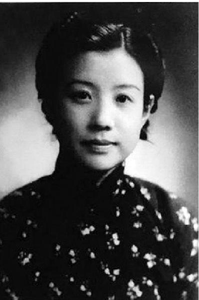 1955年黄慕兰被判处死刑，并关押在死囚牢房。毛主席得知此消息后，深感震惊，临行