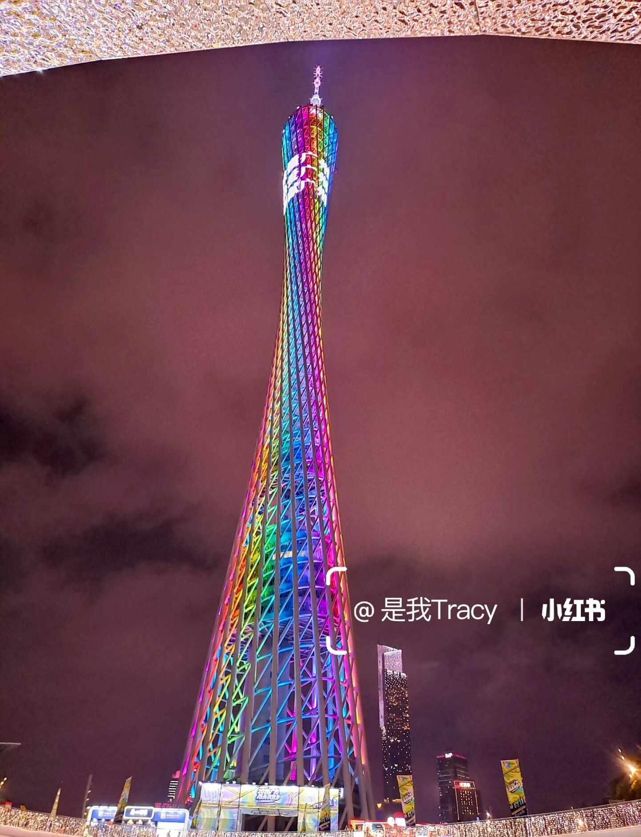 夜晚的广州塔，我来了 ✨
第一次亲眼看到“小蛮腰”，比照片还美！
随手一拍都像电