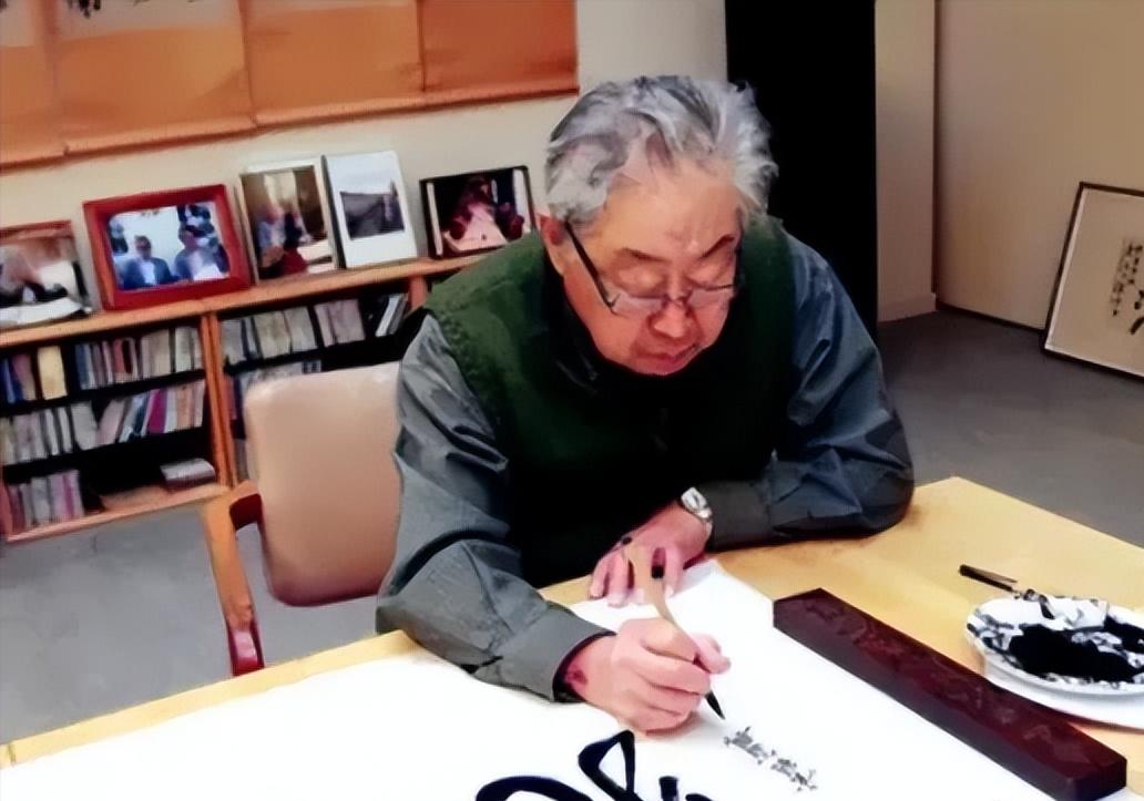 他在百岁生日当天，向美国无偿捐献183件文物，面对质疑，他轻蔑地说，中国保护不了