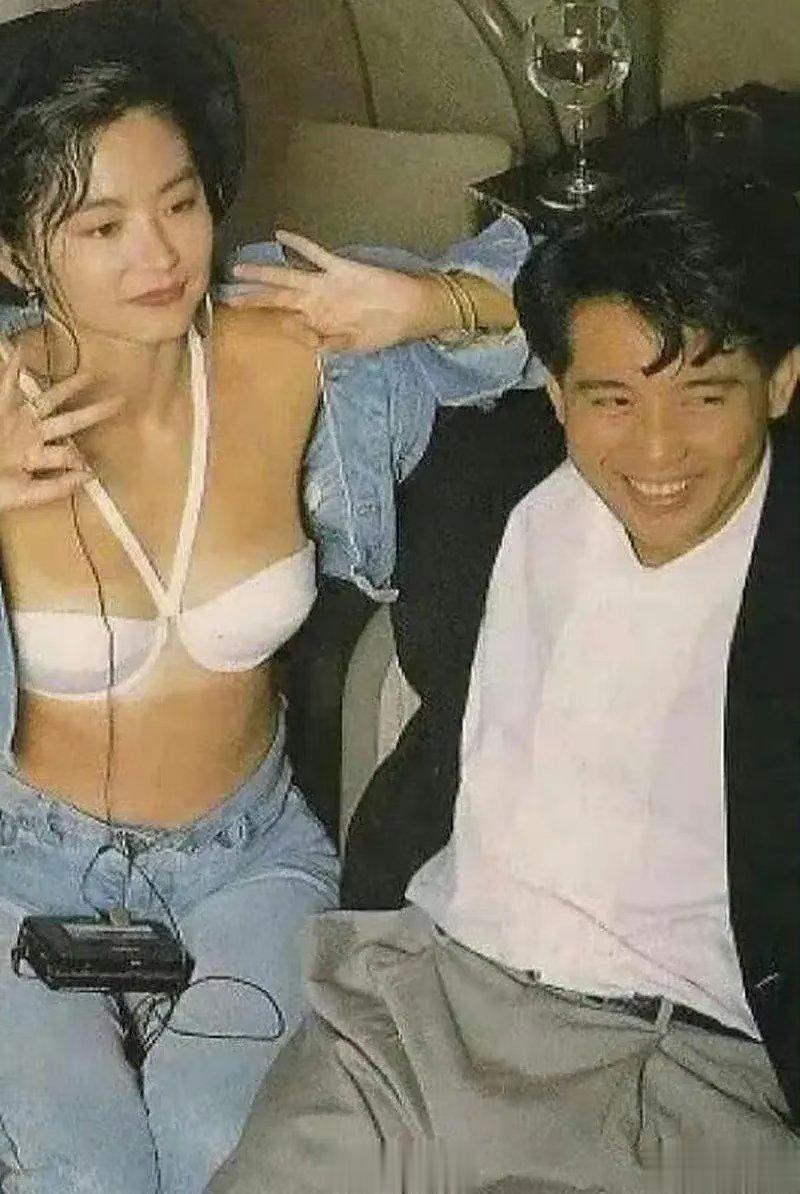 #穿衣自由和擦边的标准#1980年林青霞与秦汉在公共场合的合影，他们当处热恋中，