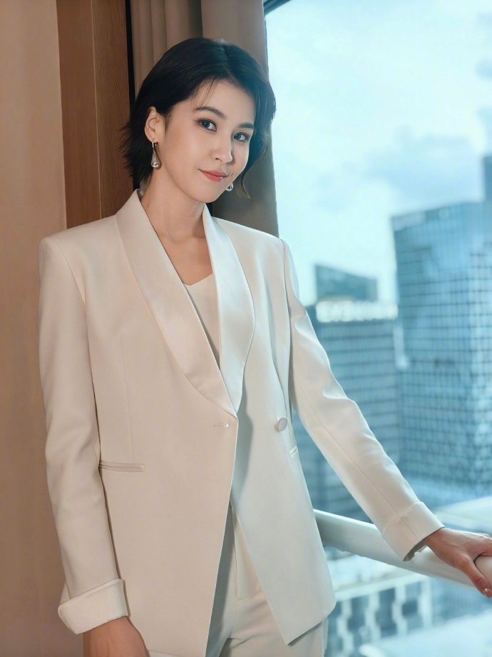 曾沛慈首本主流女刊费加罗曾沛慈浪姐总冠军红利还在增加断层登顶乘风舞台，顺势解锁费