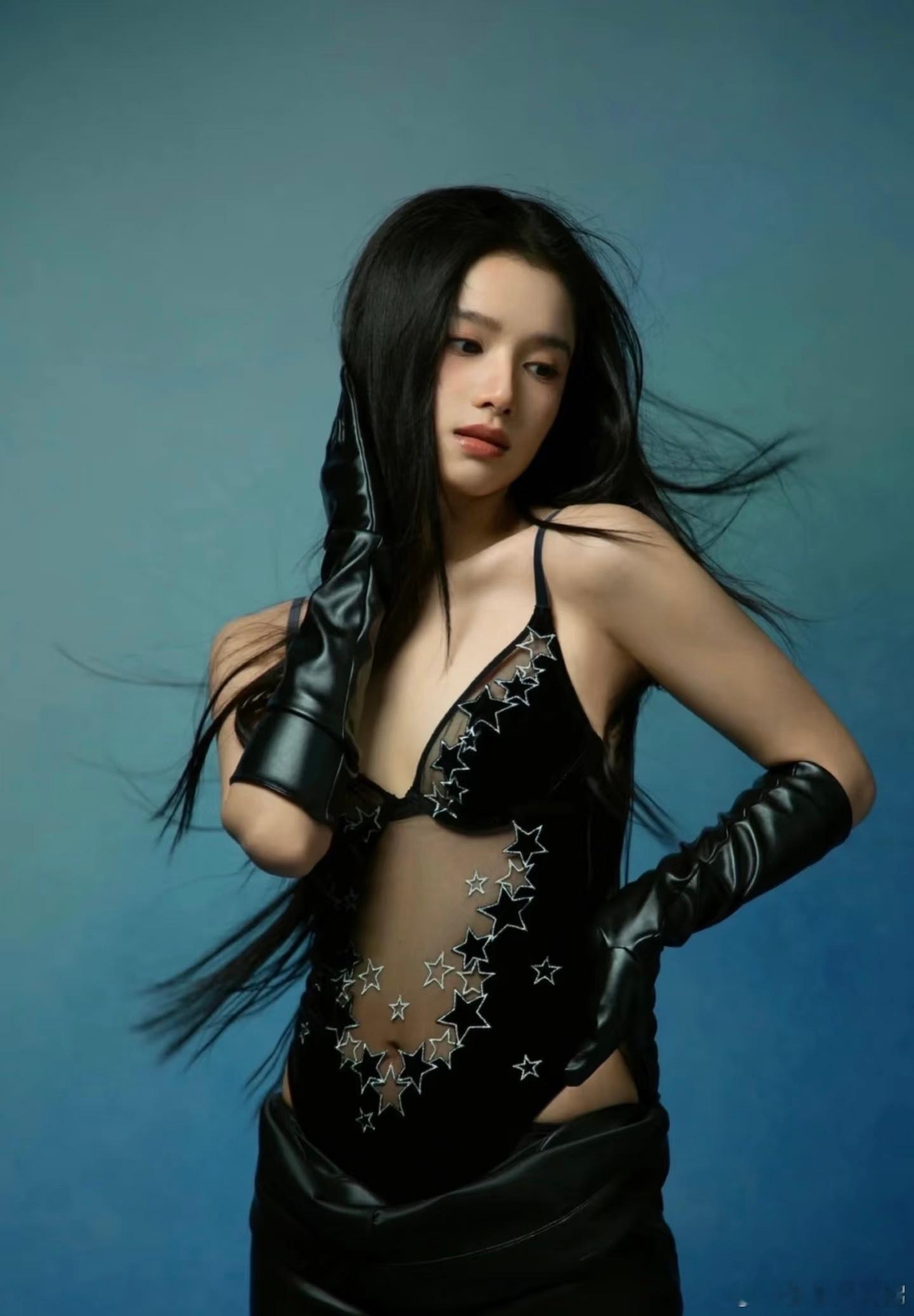 张婧仪ELLE风尚大典造型，黑丝绒+星星元素，冷艳高级。 