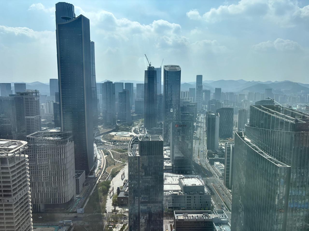 投稿：新角度！爬楼眺望济南CBD核心区
图片由楼友“怪兽”3月29日提供。