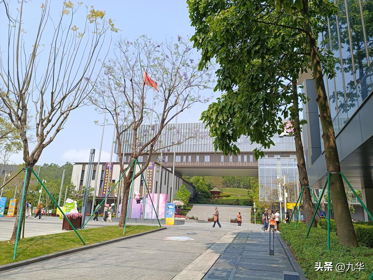 香港中文大学深圳，硬件感觉也就那样，昨天参加了一个关于Ai方面的讲座会，里面的校