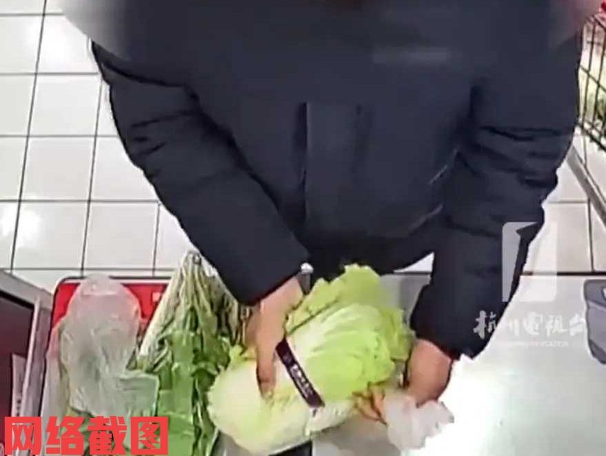 浙江杭州有男子超市常自助结账。

可男子没有规矩把自己所购商品逐个扫码结账，而是