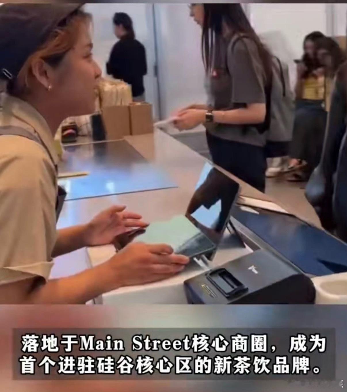 喜茶把门店开进苹果总部喜茶你倒是走出去了。留我自己天天买你还要排队等单[困]就是