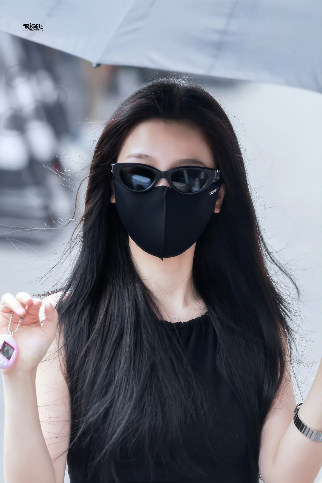 虞书欣腿上的花纹时尚女王来了 