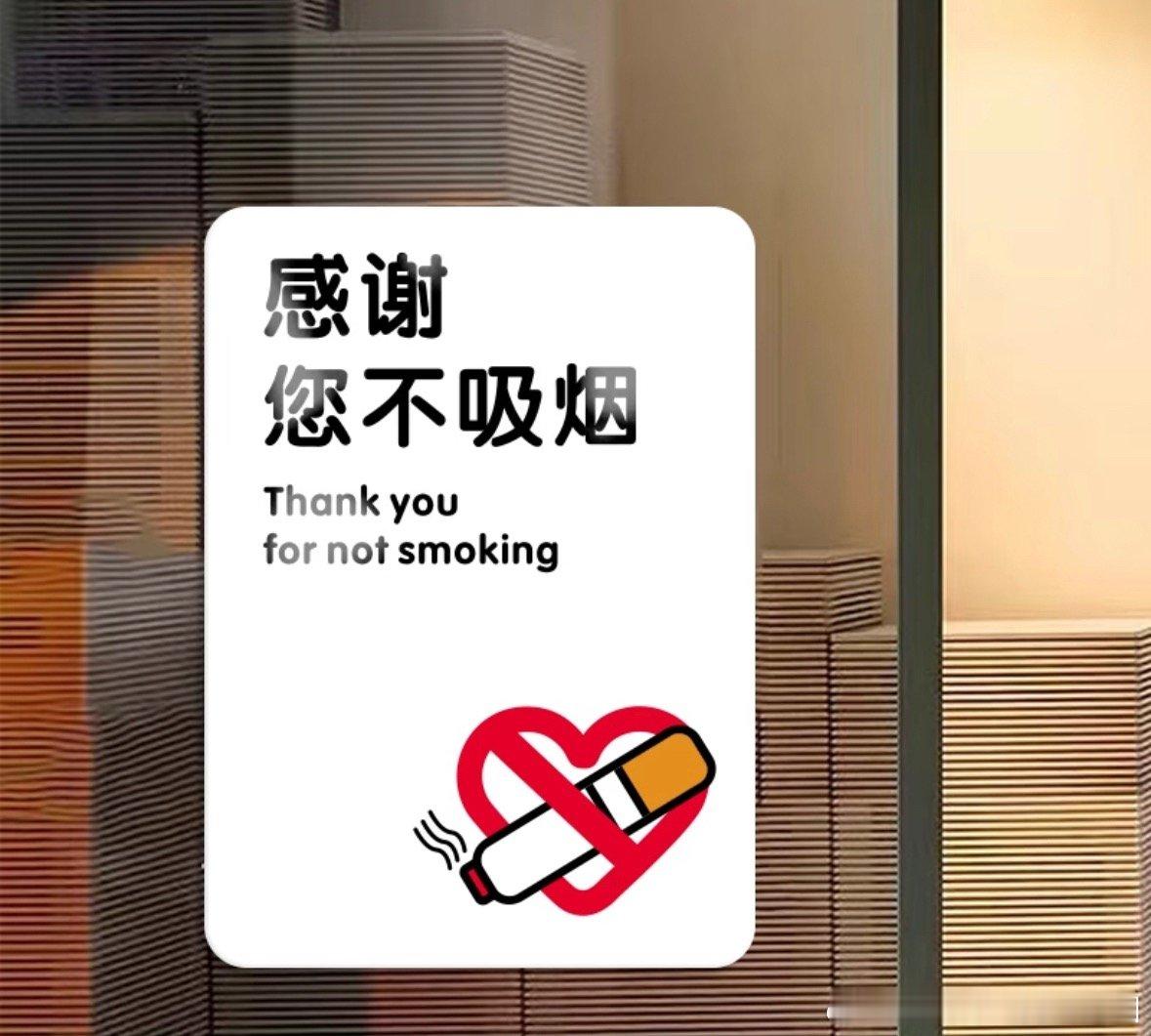 每次坐高铁，每停一个站，总有许多人下车抽烟，烟瘾是真的重！根本不敢靠近车门。12