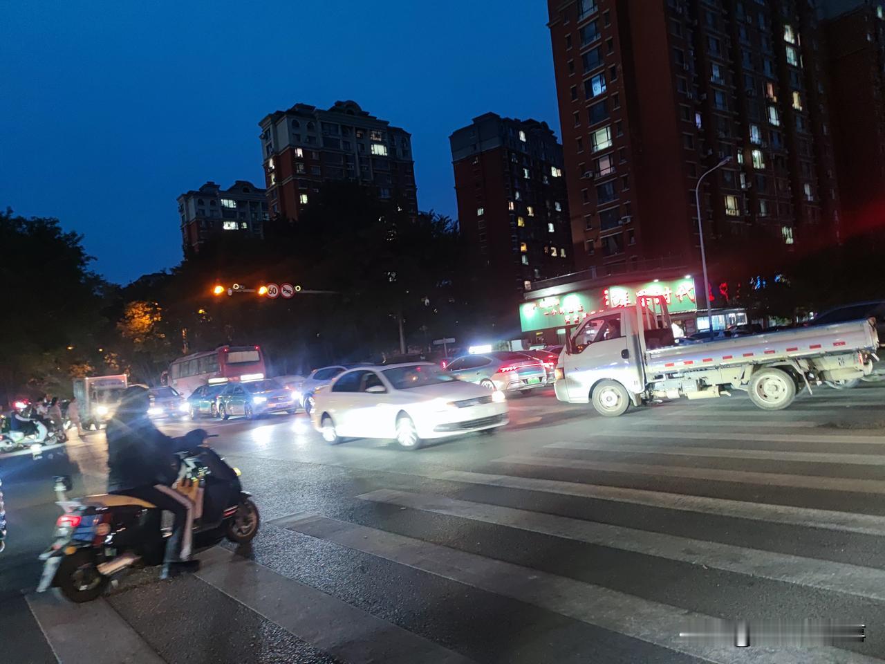 中秋明天才到锦州就火了，晚上下班各条大路全堵车，堵的不行不行的，开始以为是有事故