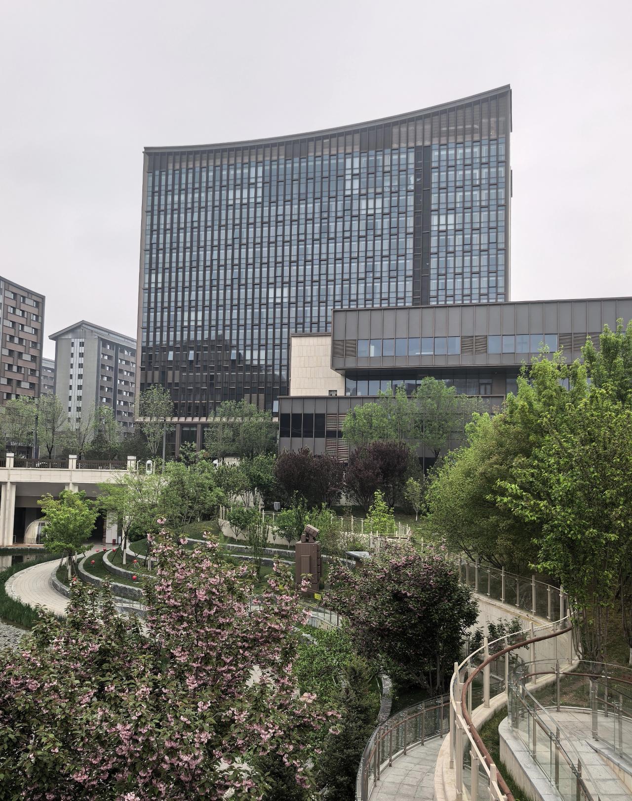 【随手拍与打油诗】

第一次参观雄安新区，被崭新都市的庄重、大器、清新、整洁所震