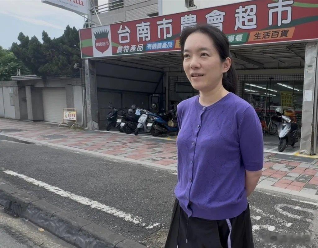 陈幸妤比较特别的地方在于一直保持知识女性在着装上的简洁大方，从她爹身居高位时就是