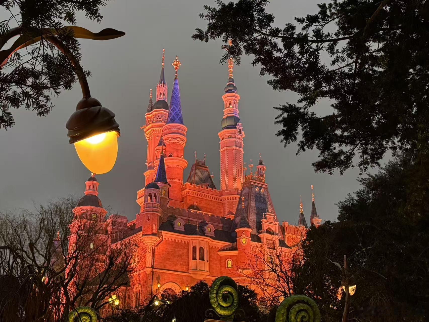 没想到现在抽烟的人已经到了这种不分场合的地步了吗？迪士尼 抽烟,迪士尼大多都是家