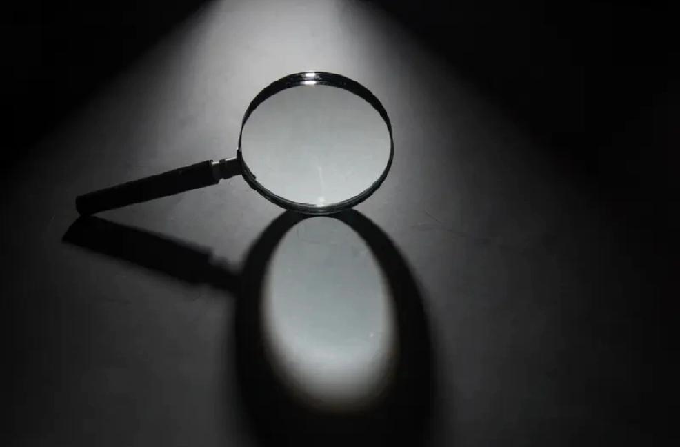 爱泼斯坦案大量文件被涂黑，这操作简直绝了，妥妥的“此地无银三百两”。这就像有人捂