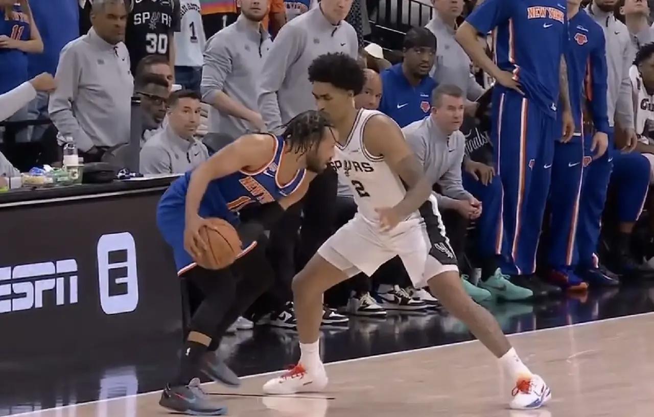 NBA总决赛G2战况火热
 
总决赛G2赛场对抗拉满，唐斯全场砍下17分7篮板，
