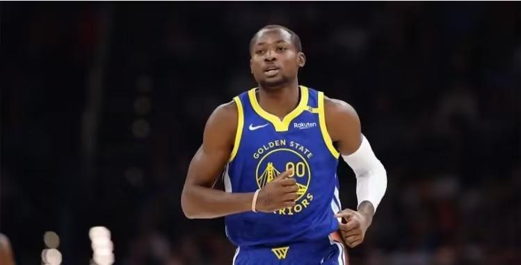 本场库里末节独得6分一度让球迷看到希望，但随后两次致命失误却葬送比赛。37岁的他