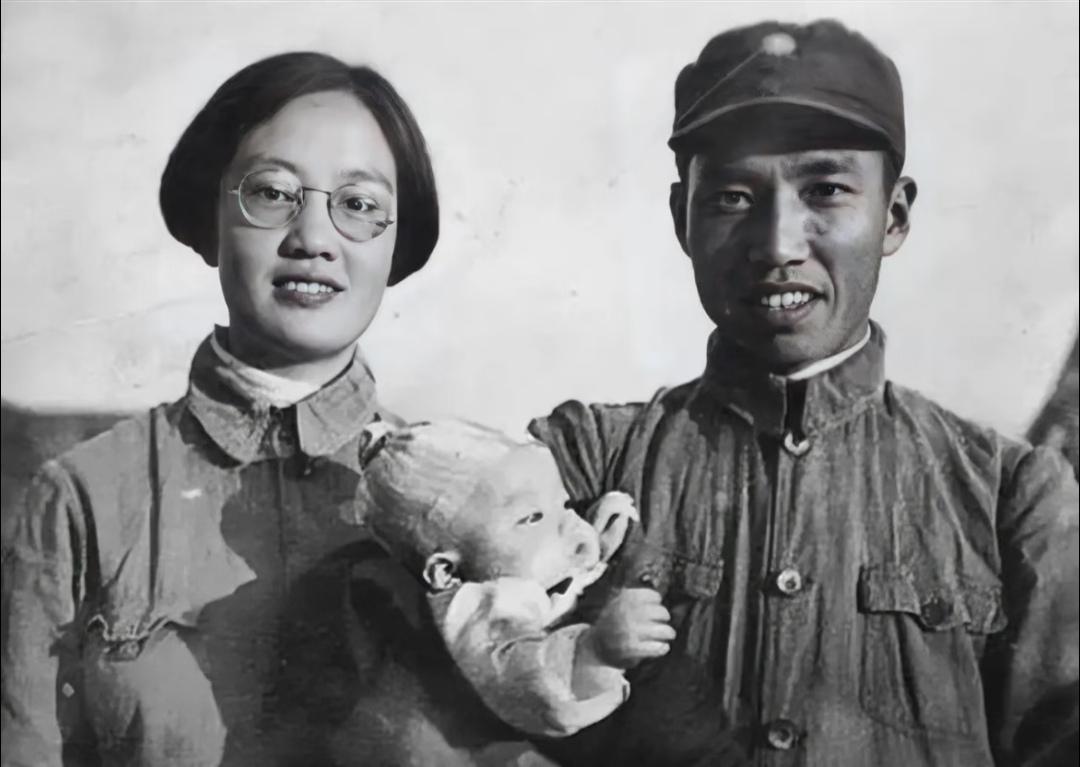 1940年，左权牺牲前与夫人刘志兰和女儿左太北留下的唯一一张家庭合影...