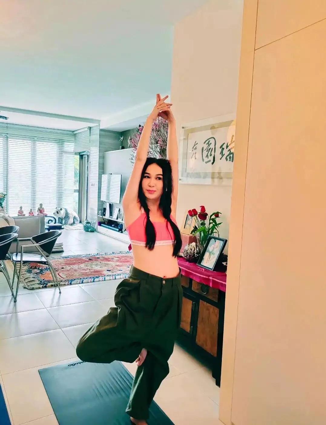 温碧霞穿的是她老公的裤子吧？