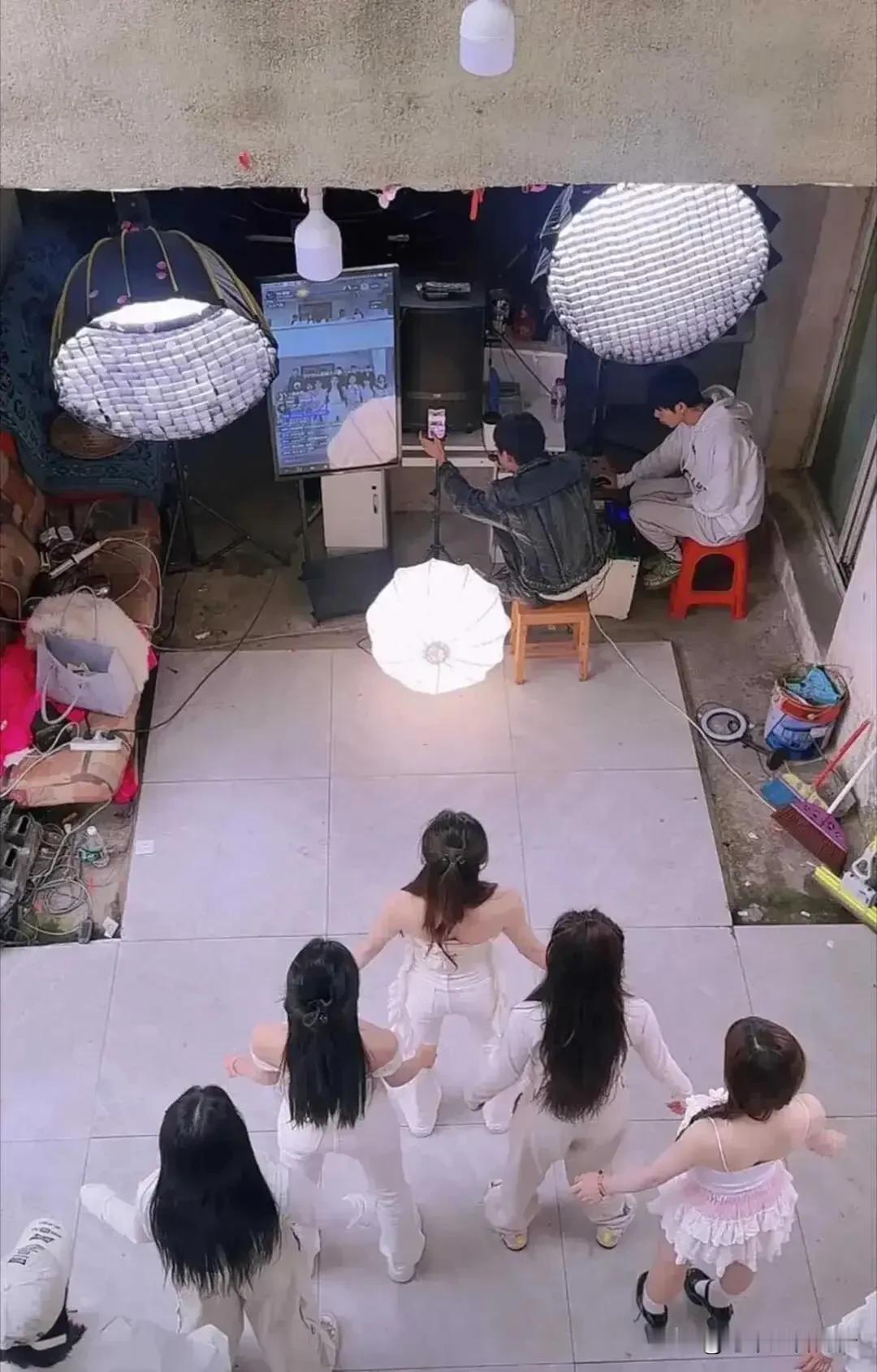 “直播室女生光鲜的背后…”