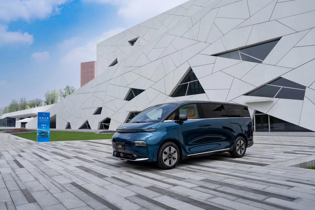 LEVC L380是由吉利控股集团旗下的LEVC品牌打造的全新纯电动中大型MPV
