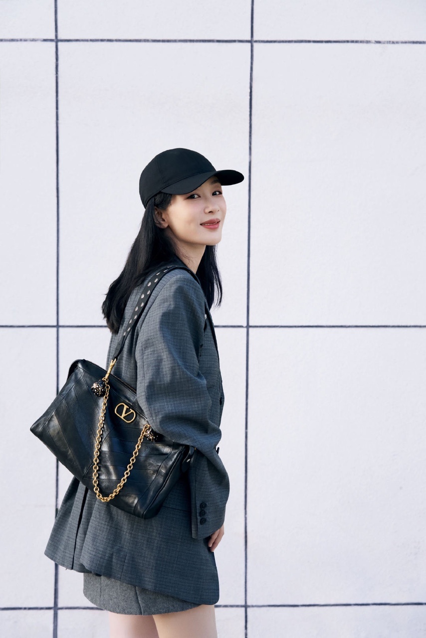 杨紫[超话]杨紫灰西装look杨紫灰西装棒球帽杨紫今日份美照来啦！！！ ​​​
