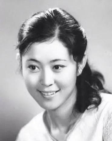 1996年，陈红挺着一个大肚子，敲开了倪萍家的门：“我怀上了陈凯歌的孩子！”倪萍