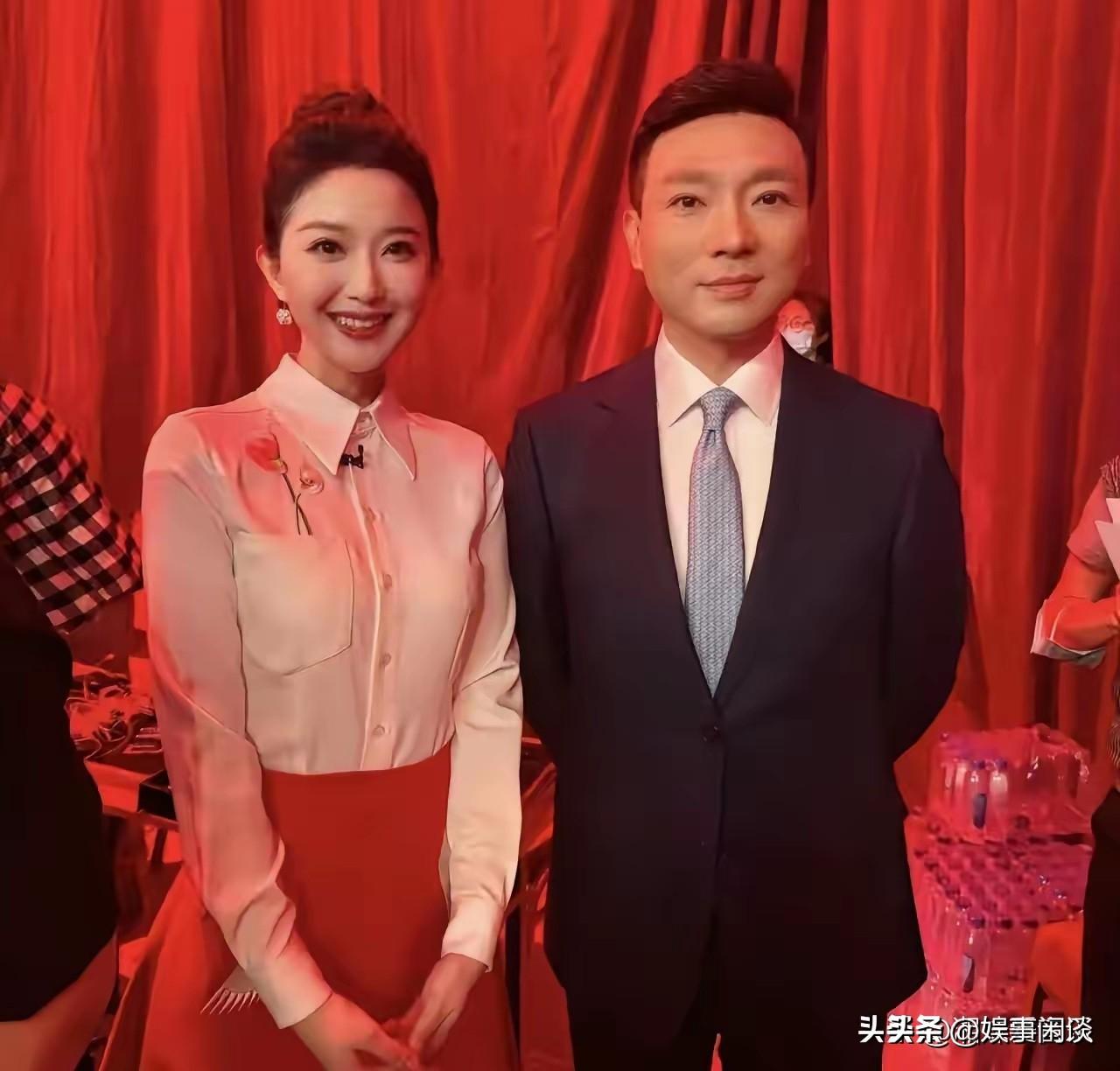 和康辉同框出镜的央视新人刘心悦，颜值气质直接出圈，一眼惊艳！
五官精致柔和，笑起