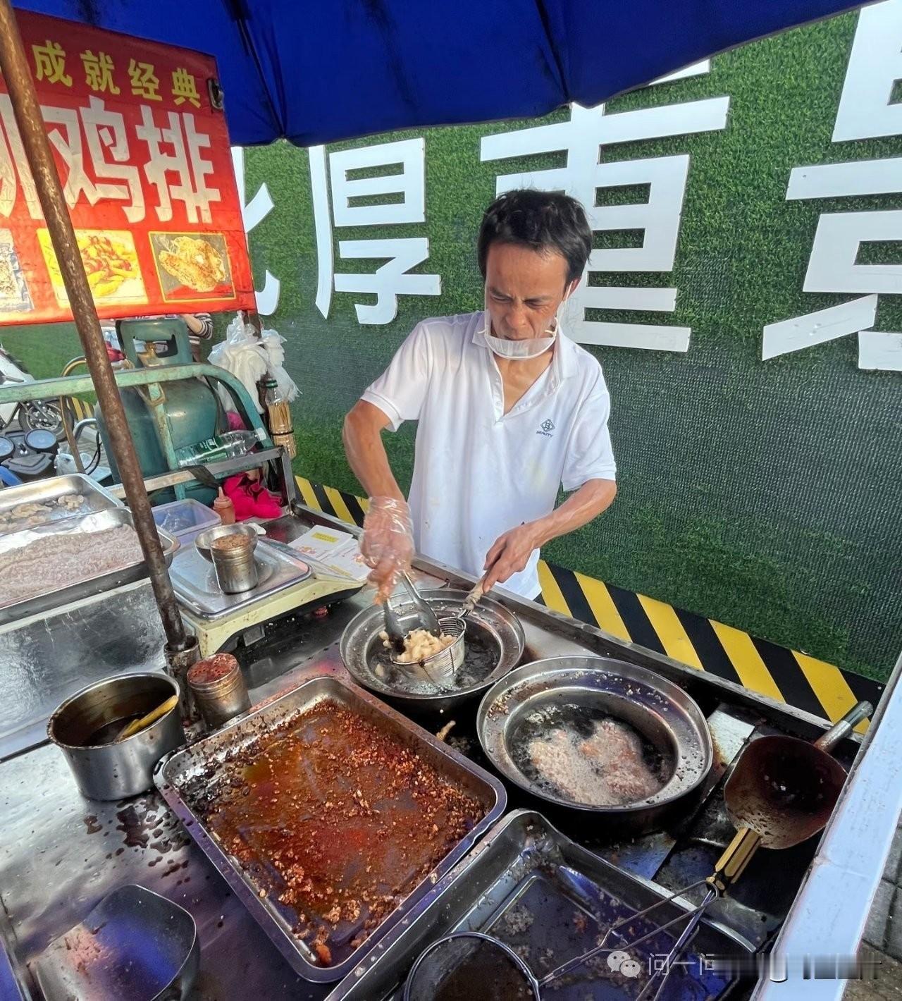鸡排哥爆火，认真把小生意做好就是顶流。

最近，景德镇一位卖炸鸡排的师傅意外走红