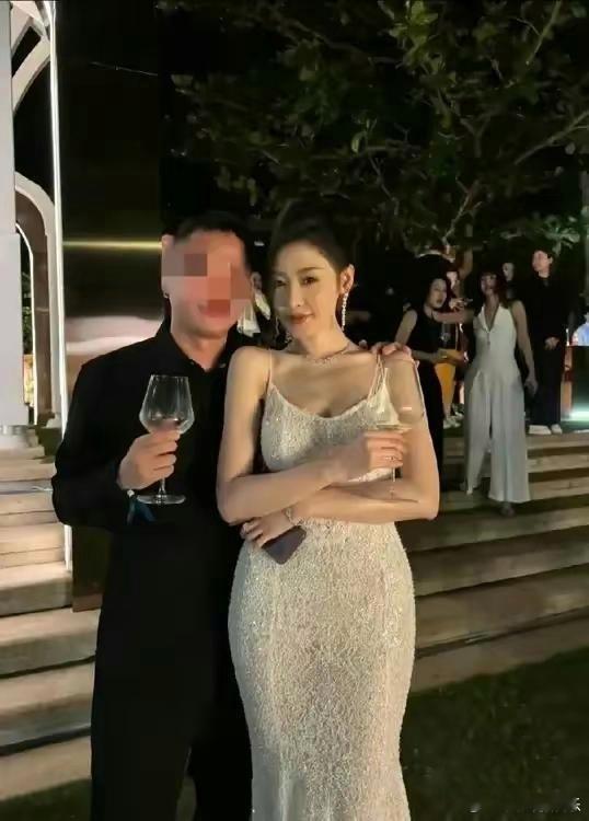 张天爱和素人合影，一眼看去，胯真的好宽啊！不过美女就是美女，气场全开，还是很有范
