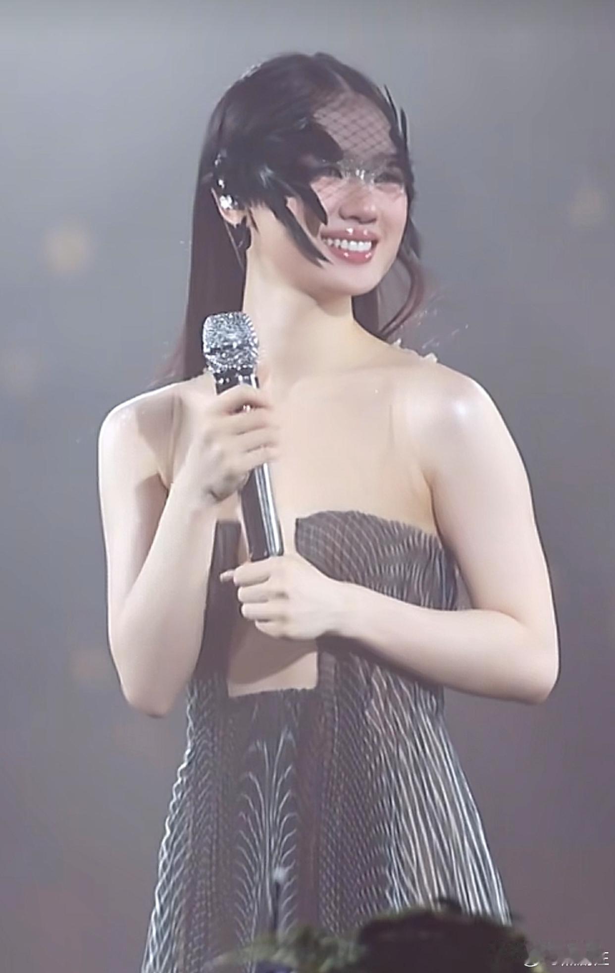单依纯演唱会新造型，衣服真敢穿 ​​​