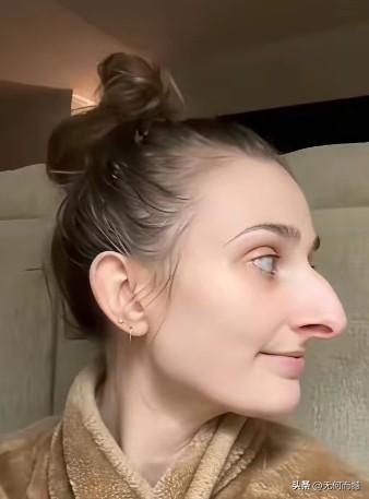 这个女子的鼻子真是够大的了，而且鼻孔也特别的粗，这样的鼻子呼吸起来一定是非常的顺