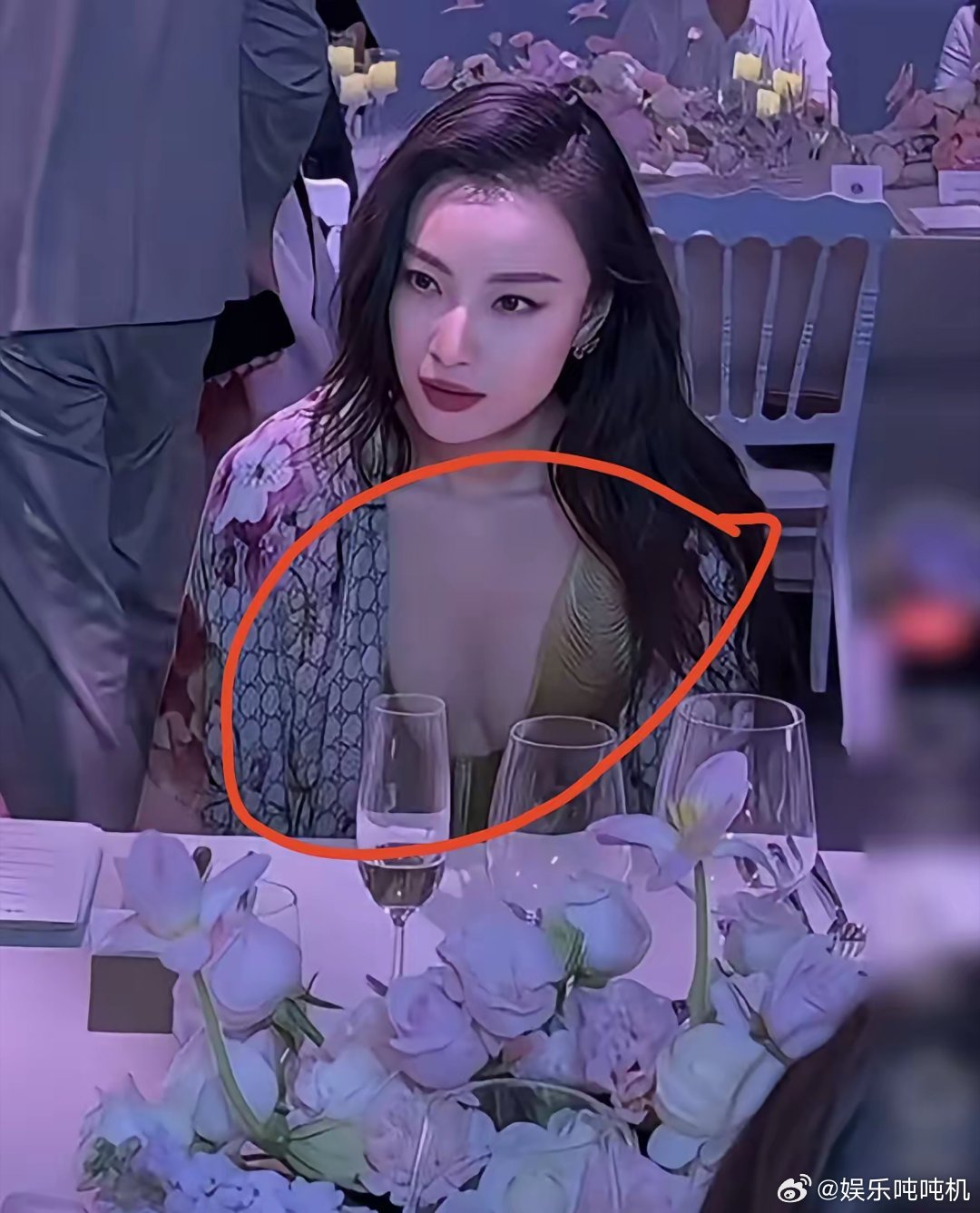 镜头拉近，仔细看，倪妮的小山包浮现在眼前，现在的女明星不露是没有流量了吗？跟着都