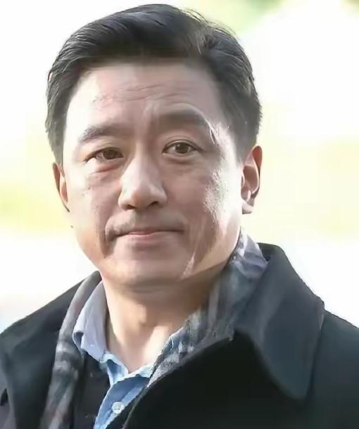 拍了70%的戏，男主角以为拿捏住了剧组，当场罢演要加钱。导演陈国军脸一沉：换人！