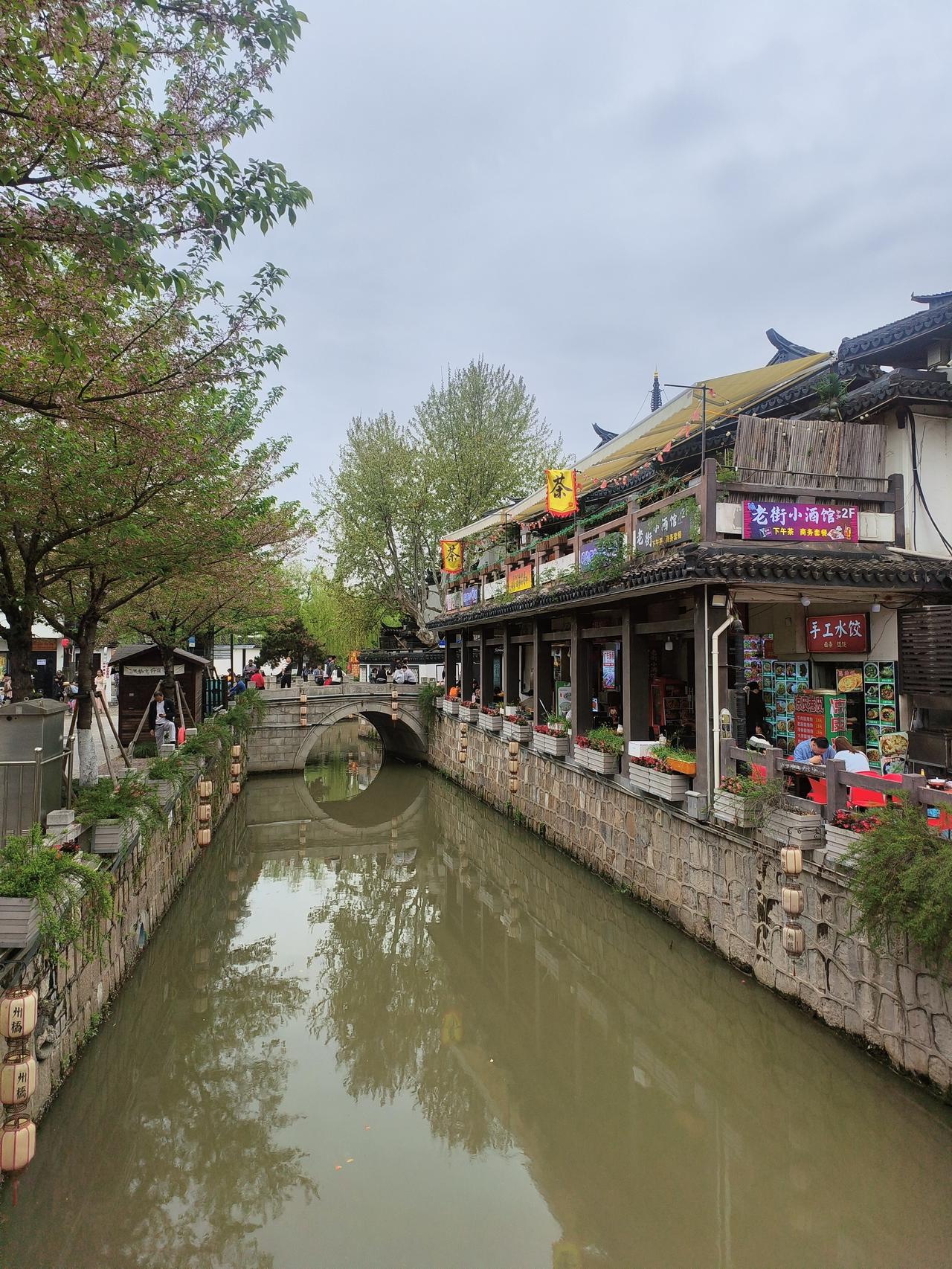 江南古镇的美大致相同，每一古村古镇都会有小河穿村而过，河两边的居民依河而居，烟火