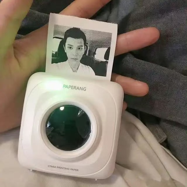 怎么会有这么会拍拍立得的小宝，就连护照都是萌萌的丁禹兮