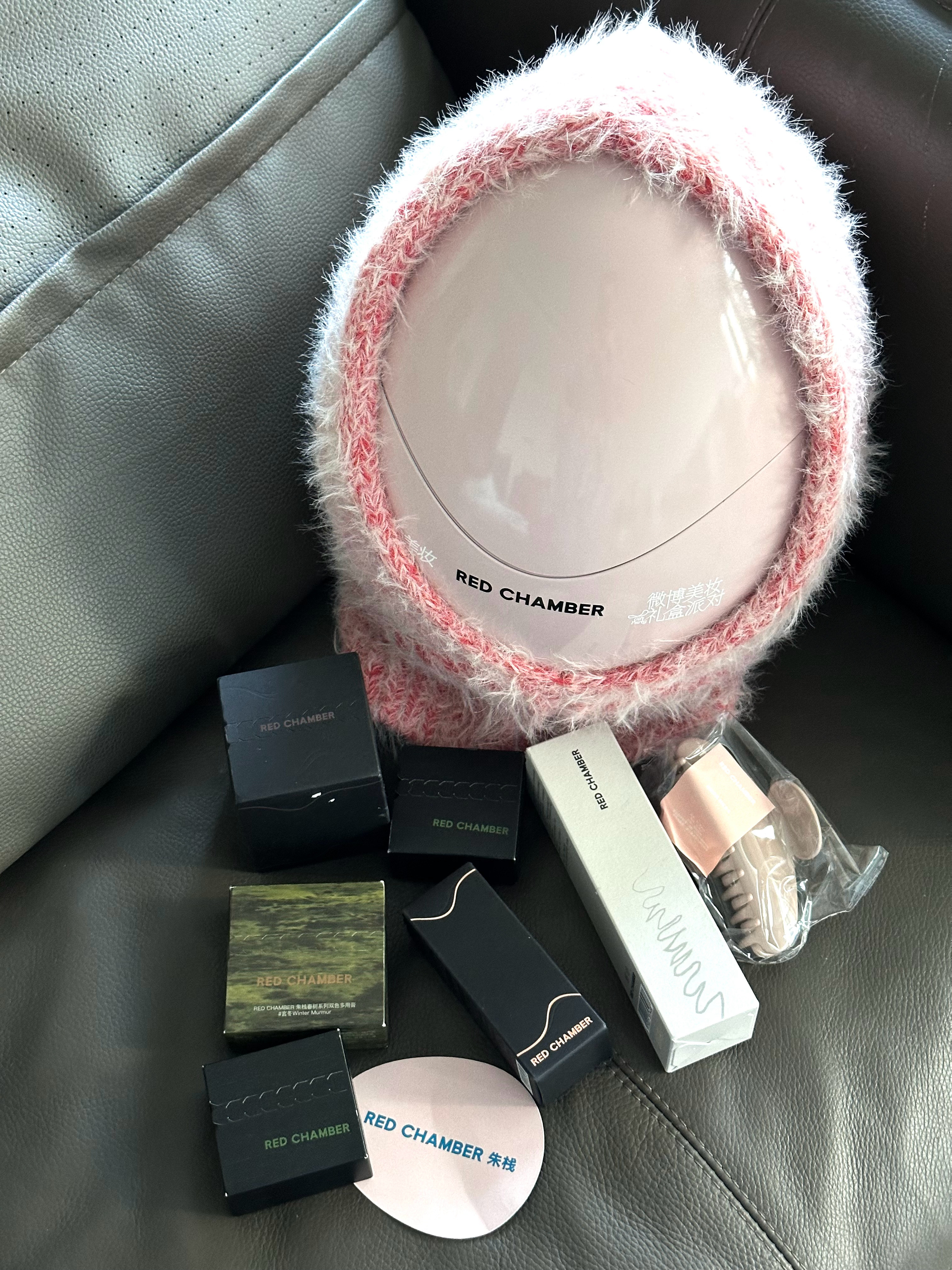 收到了RC的双旦礼盒 感谢这个包装真的很可爱 帽子也是可以戴的 分别是有一个卸妆