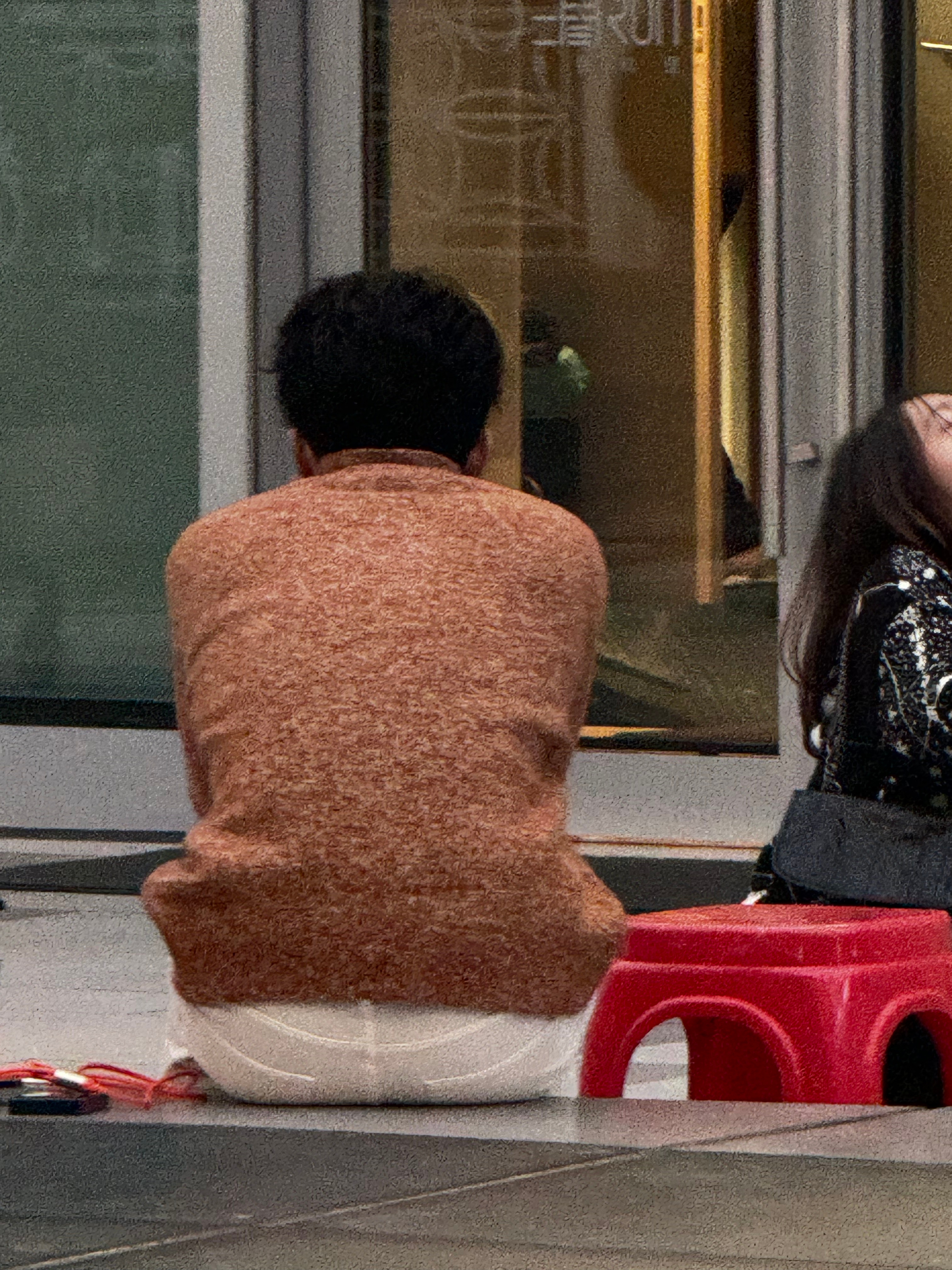 掌心橙就这样穿上小英俊的衣服自动变小傻包，在旁边坐着吨吨吸奶茶小料等上班中…别太